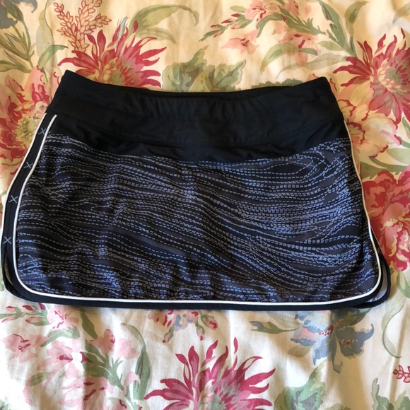 ATHLETA Size 8 Skort Black Gray Dashed Lines Graphic Abstract StayPut Leg TENNIS - Picture 13 of 14